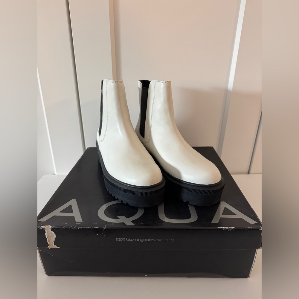 NEW Aqua For Bloomingdale’s White Chelsea Boots, Size 7, see comments